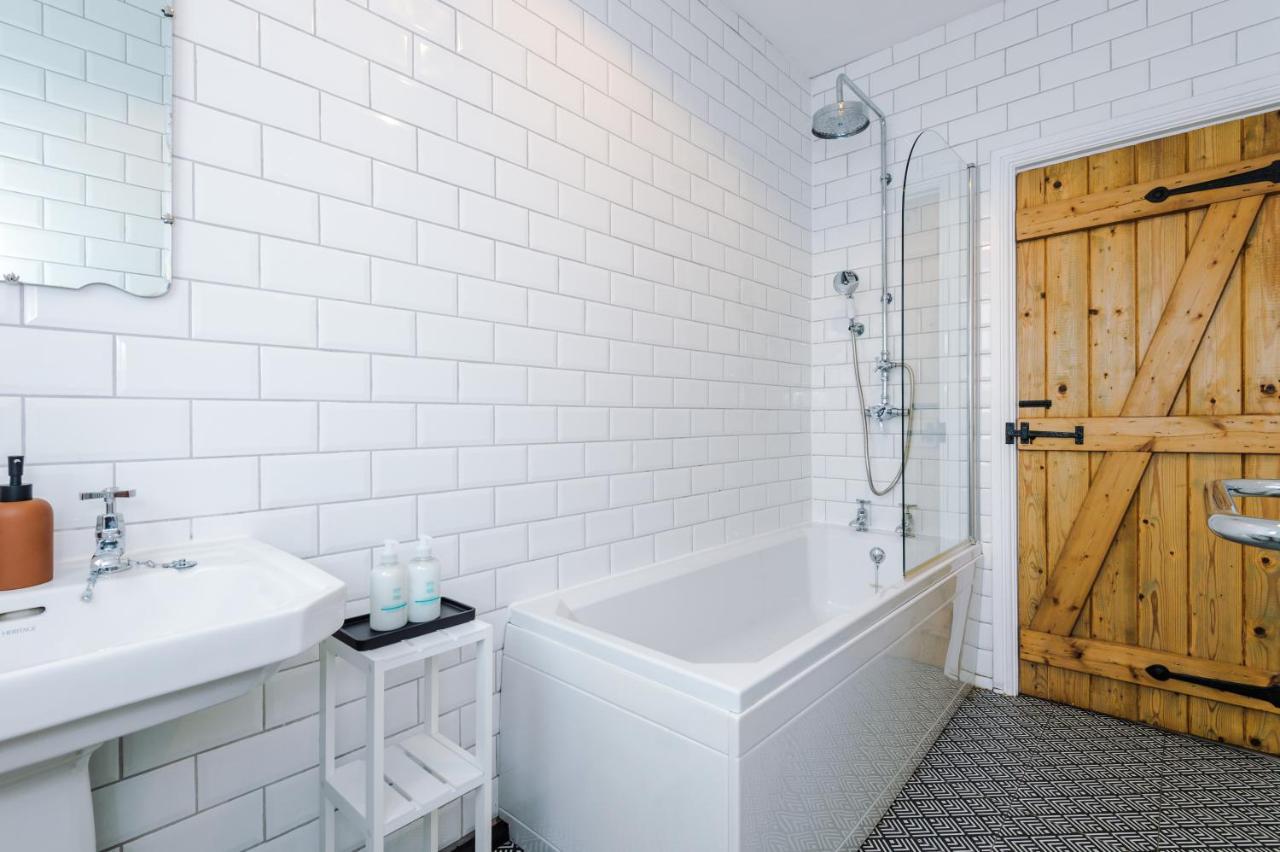 New! Gorgeous 2-Bed Home In Chester City Centre By 53 Degrees Property - Incredible Location, Ideal For Small Groups - Sleeps 6! Extérieur photo